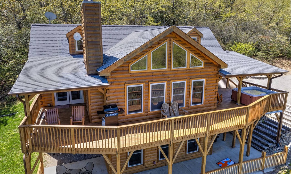 Black Mountain Cabin | LOG HOME WITH AMAZING VIEWS OF MT. MITCHELL/FIREPLACE/HOT TUB/PET FRIENDLY