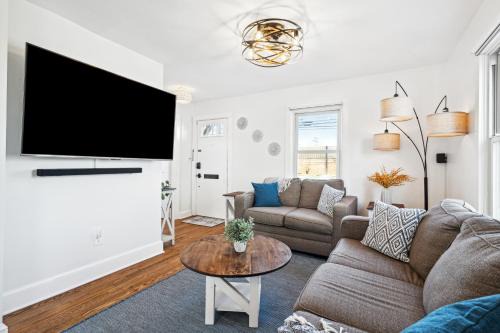 Frederick House | Logan's House Stylish Family Home near Downtown with EV