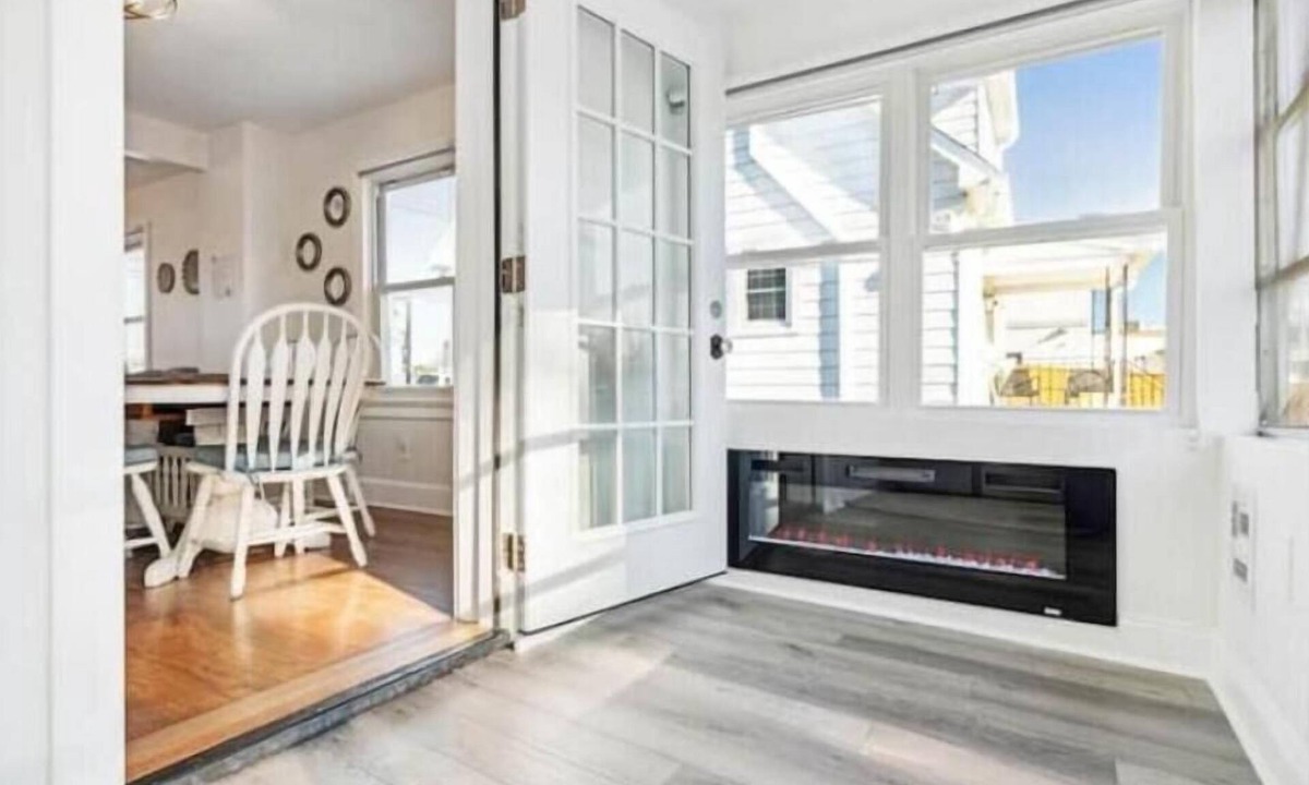 Frederick House | Logan's House - Stylish Family Home near Downtown with EV charger