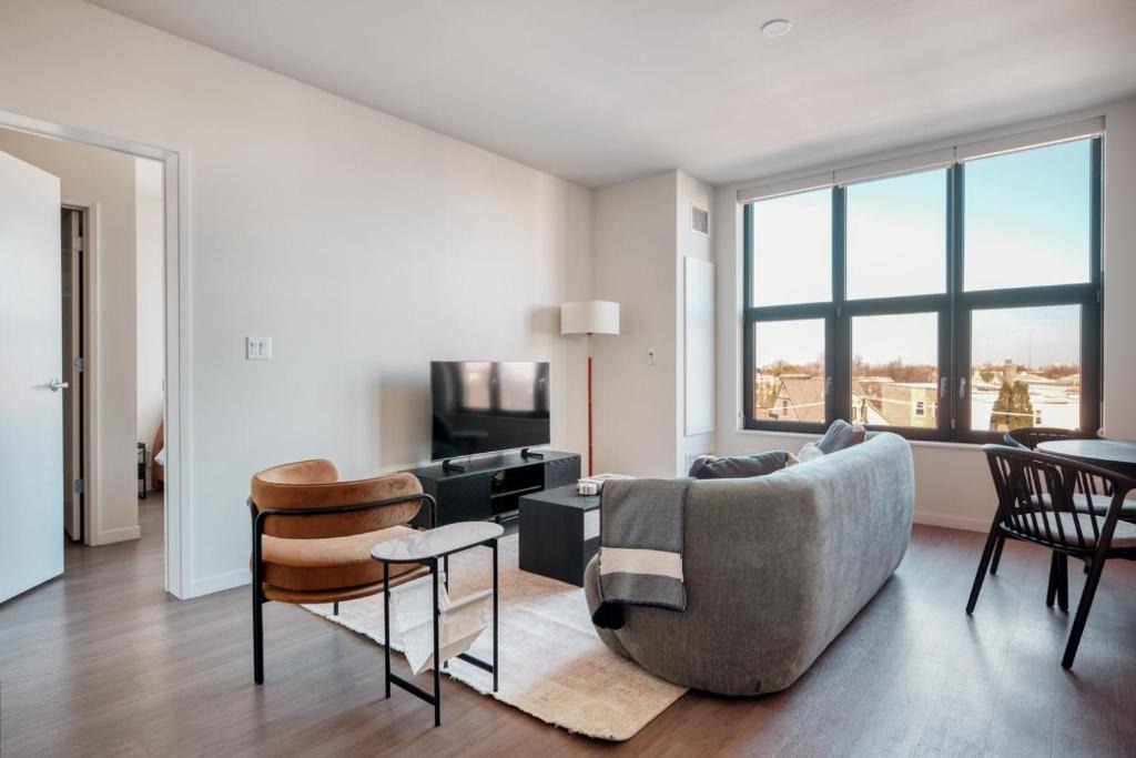 Logan Square Apartment | Logan Square 2br w pool lounge gym nr L CHI-869