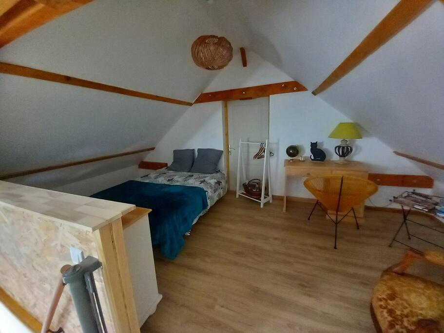 Dun-sur-Auron Apartment | Logement climatisé à la campagne avec terrasse