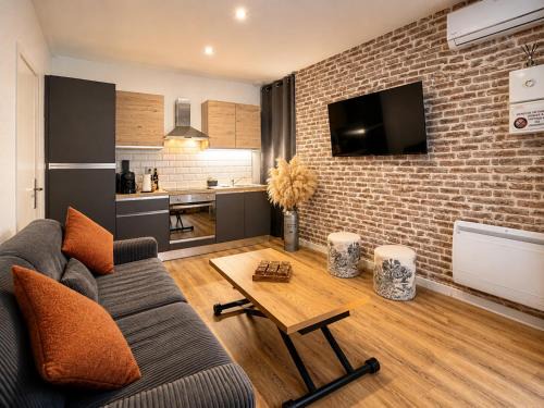 Romorantin-Lanthenay Apartment | Logis d Esmeralda centre-ville-arrivee auto- Clim