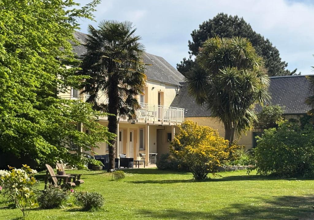 Quettehou Hotel | Logis Hôtel La Demeure du Perron