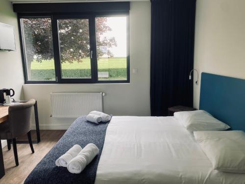 Buigny-Saint-Maclou Hotel | Logis Hôtel & Restaurant de l'Aérodrome de la Baie de Somme