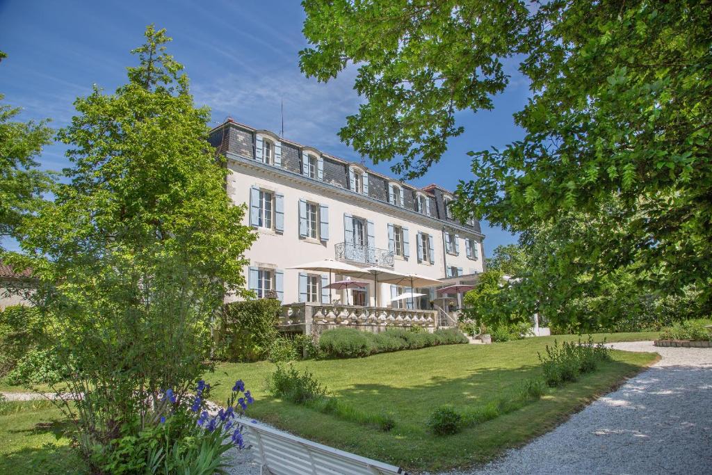 Cazaubon Hotel | Logis Hôtel Restaurant Château Bellevue