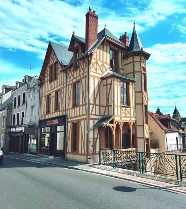 Vierzon Bed & Breakfast | Logis Hotel La Maison à Pan De Bois