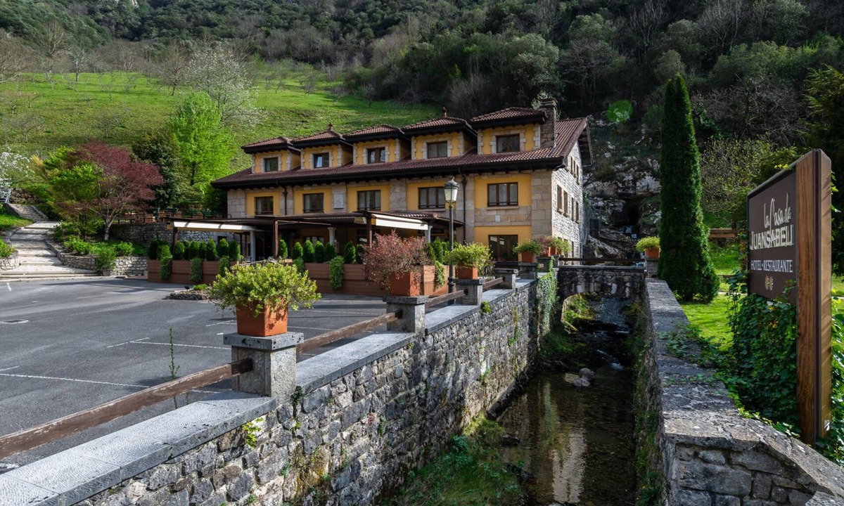 Arenas de Cabrales Hotel | Logis Hotel Restaurante La Casa de Juansabeli