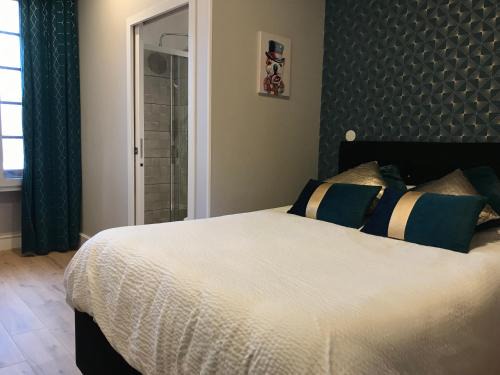 Saint-Just Hotel | Logis Le Cheval Blanc