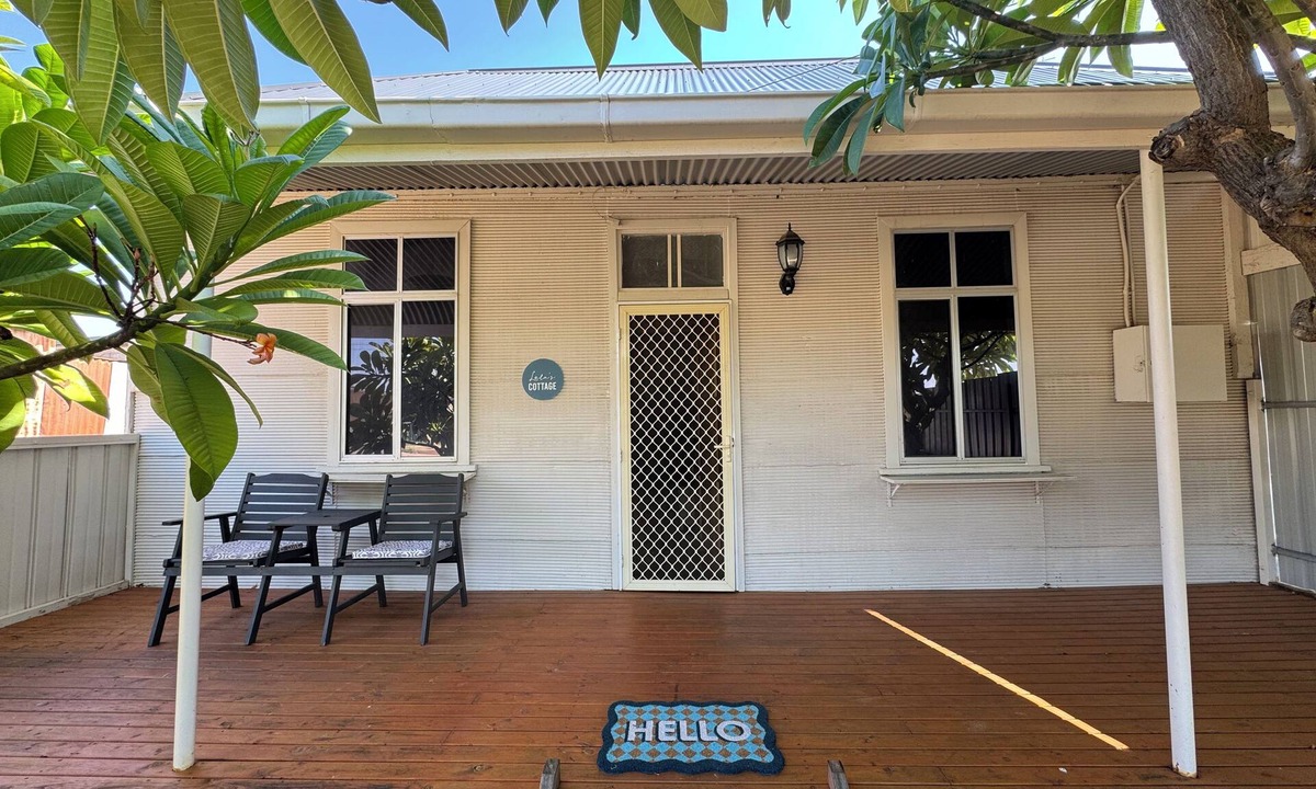 Broken Hill Cottage | Lola’s Cottage is a 2 bedroom cottage close to the shops and main part of town.