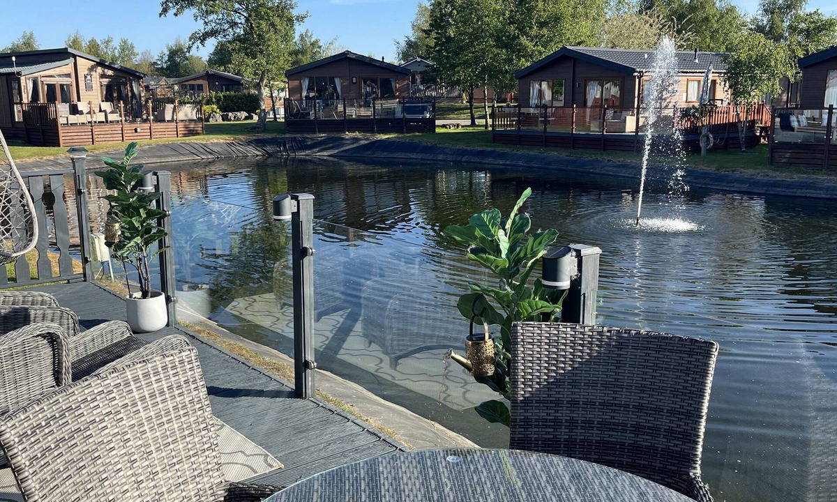 Carnforth Cottage | LOLUKE LODGE ON THE LAKE, family friendly, with a garden in Carnforth