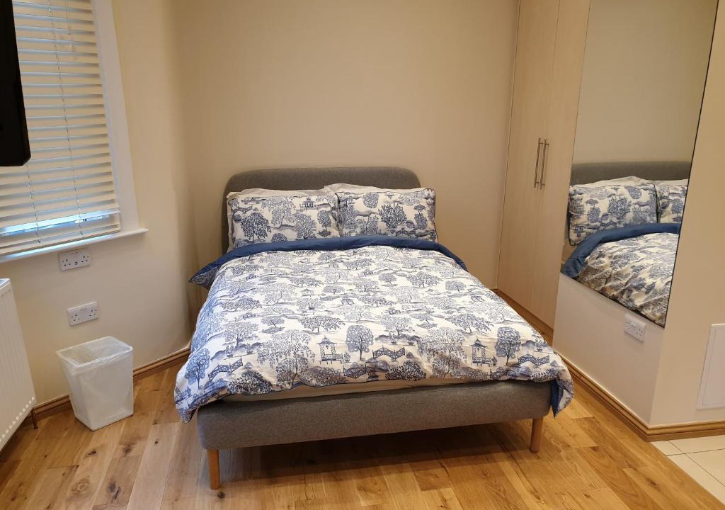 Valentines Apartment | London Luxury Studio Flat 4 min to Ilford Station with FREE parking FREE WiFi