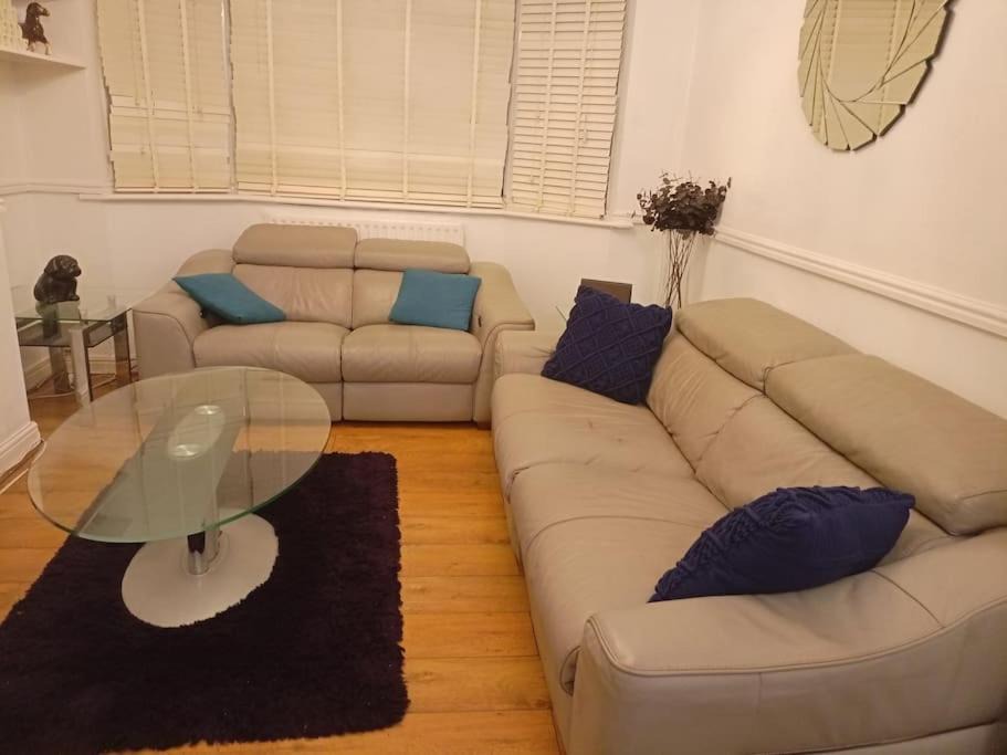 Heath Apartment | London Serviced Accommodation x RM10 x Weekly x Monthly Discount x by D6ten Homes Ltd