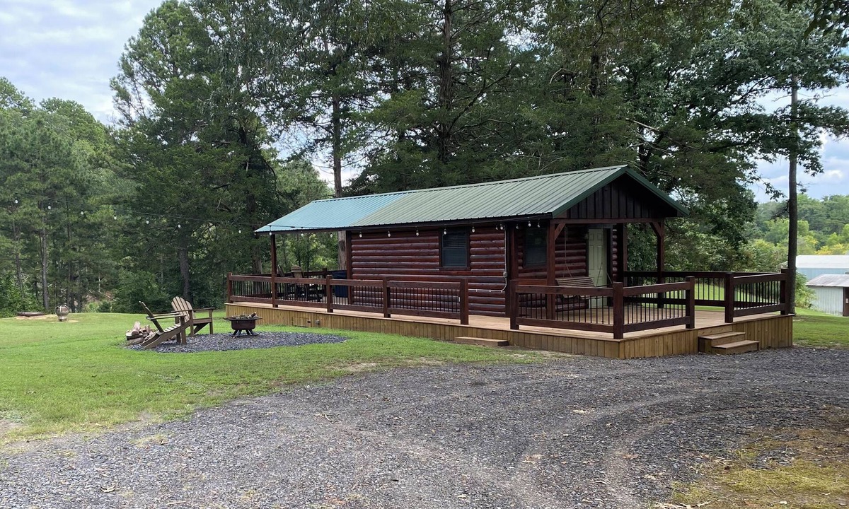 Battiest Cabin | Lone Oak-Sm Cozy 2 person cabin on a hill, Hot Tub, Fire Pit & Wood, Free WIFI