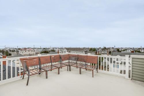 The Dunes House | Long Beach Island Townhome w/Rooftop Deck & Grill