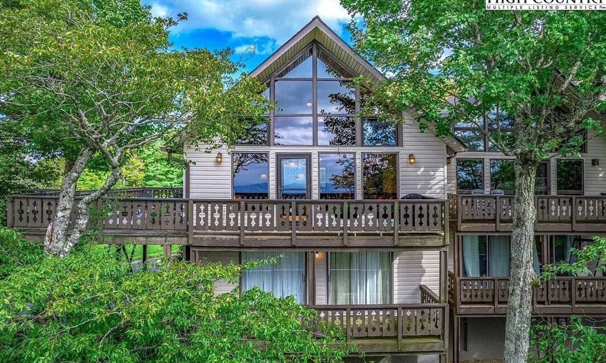Beech Mountain House | Long Range Views, 1/2 Mile to Ski Slope! Secluded end unit.