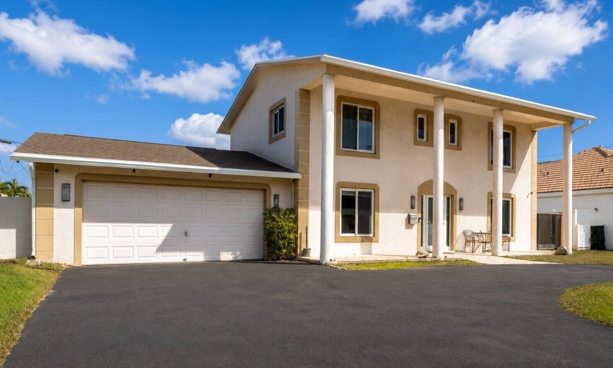 Pompano Beach Villa | Long Stay-5 BR/3 BA House- 4 Min to Beach with 45FT salt pool