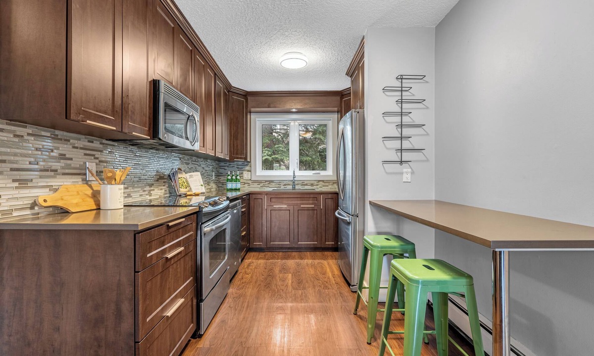 Southwest Calgary House | Long Term 30+ Day Stay, 7 min to DT, near Rockyview & MRU!