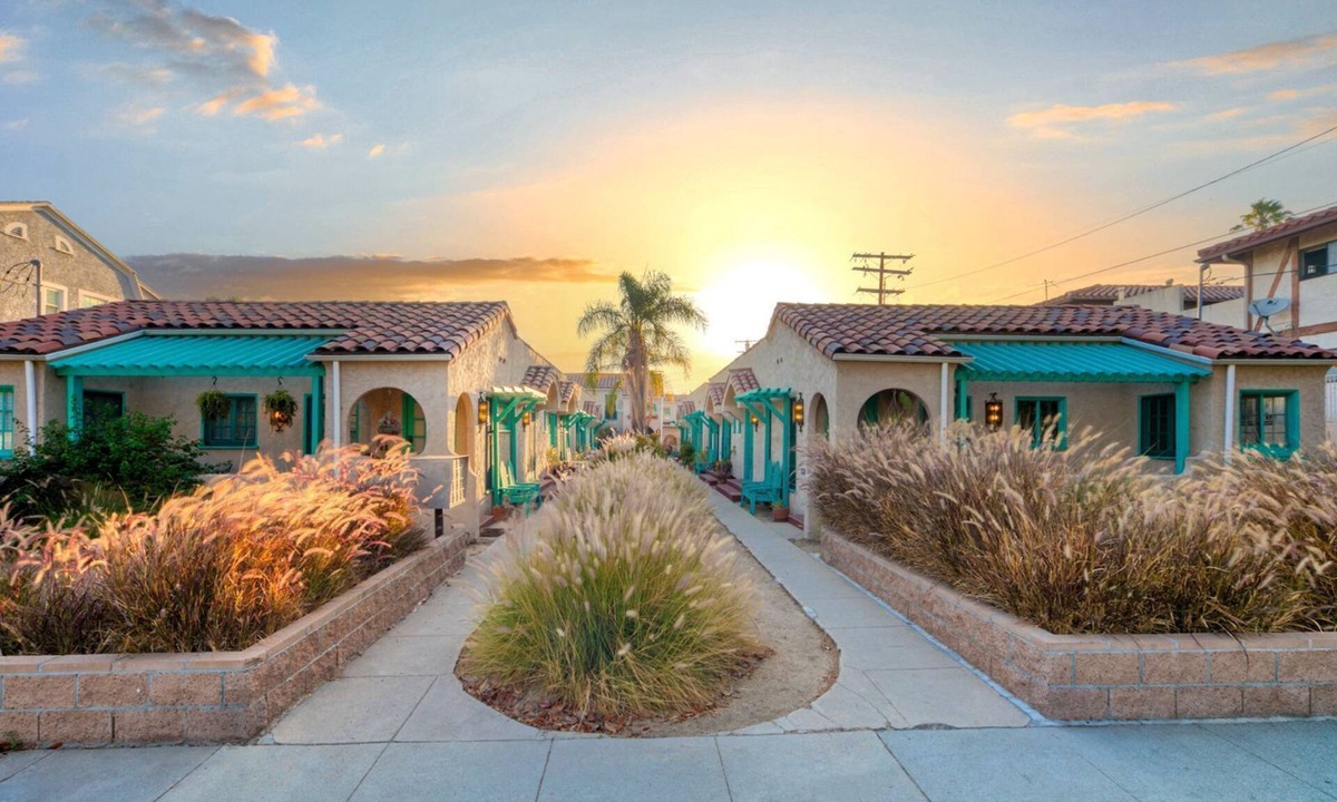 Pacific - Edison Apartment | LONG TERM - EXTENDED STAY - Free-standing Modern Studio. Free Parking
