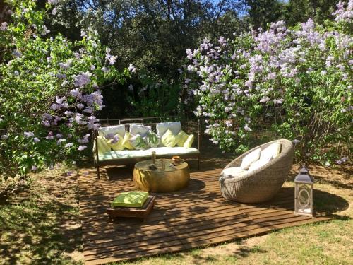 Sillans-la Cascade Bed & Breakfast | Longo Maï