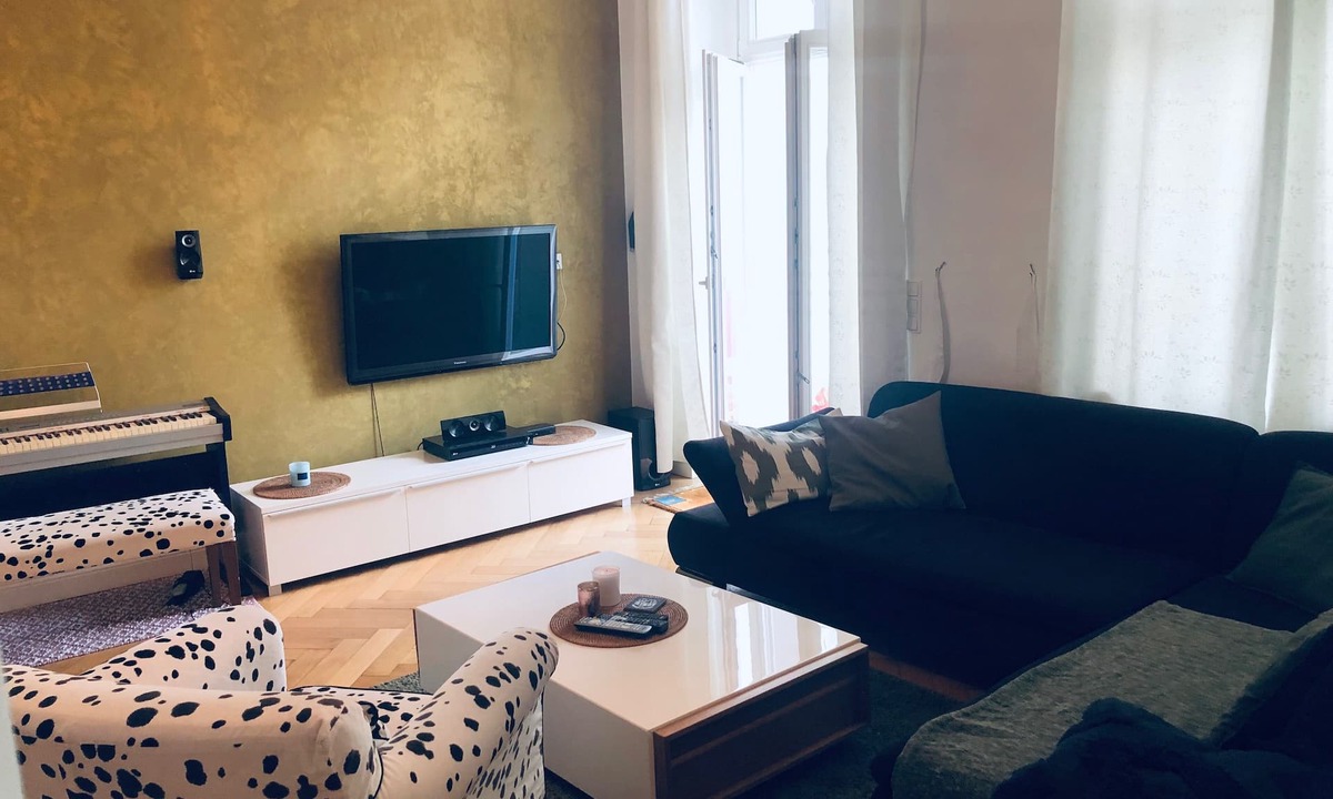 West Berlin Centre Condo | Longterm rent - Beautiful quiet condo at Savignyplatz with 2 Bed/2 Bath, lift