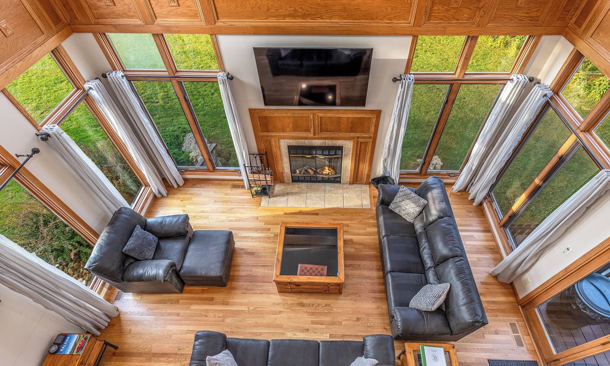 The Galena Territory House | Longwood - Wood Burning Fireplace - Hot Tub - Pool Table - Arcade Game
