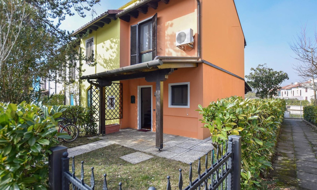 Isola Albarella House | Look forward to a cozy townhouse equipped with everything you may need for a vacation in Italy.