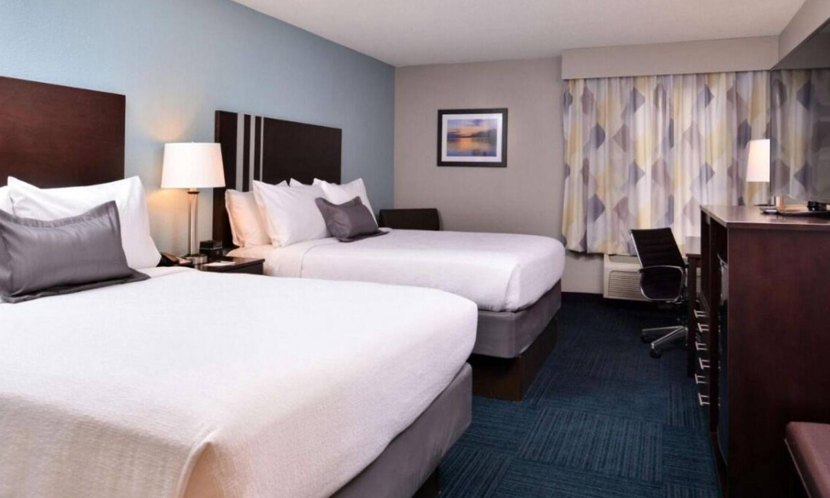 Blaine House | Look No Further! 3 Comfortable Units, Free Breakfast, Onsite Restaurant and Bar