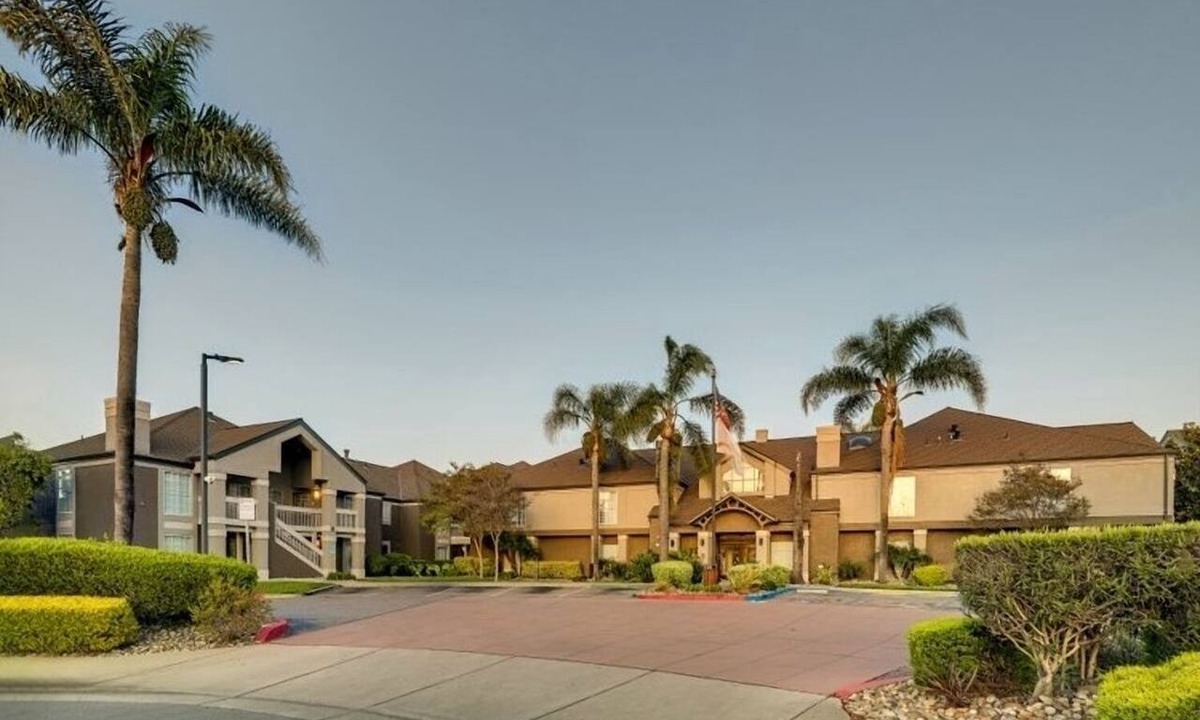 Sunnyvale Hotel | Look No More! 2 Comfortable 2BR Suites, Outdoor Swimming Pool, Pets Allowed!