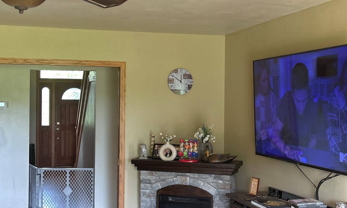 Oconomowoc House | Looking for a large home with acres during RNC? Great trails and backyard