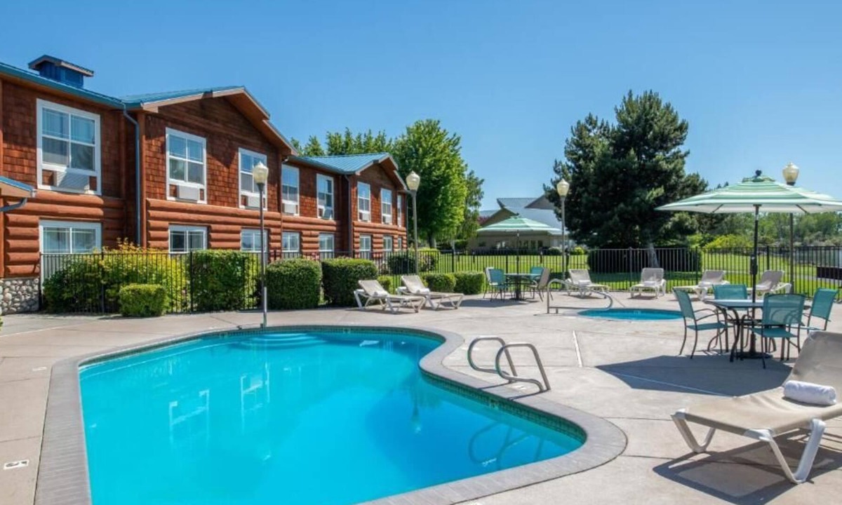 Boardman House | Looking for a Place to Relax? Enjoy the Stunning View of Columbia River w/ Pool