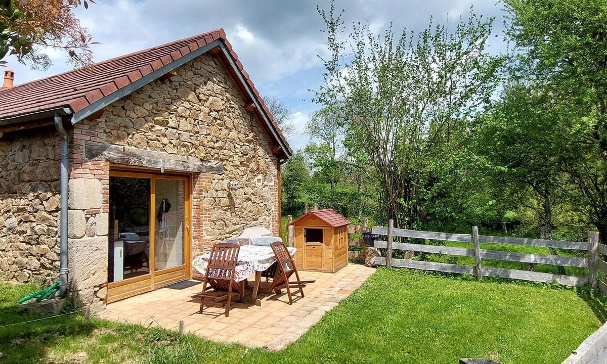 Saint-Priest-des-Champs Ski Chalet | Looking for peace and nature? Come and recharge your batteries in Jeanne's Cabane