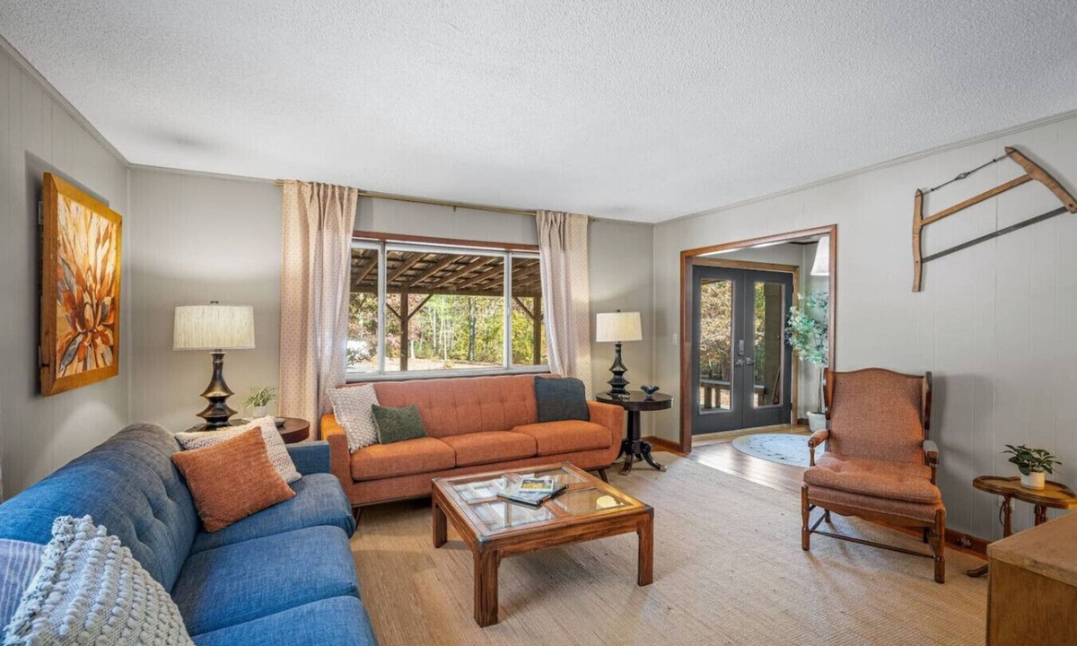 Mentone House | Lookout Mountain Retreat: Games, Big Yard, Pets OK