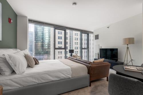 Downtown Chicago Apartment | Loop Studio w Gym Pool nr Financial District CHI-209