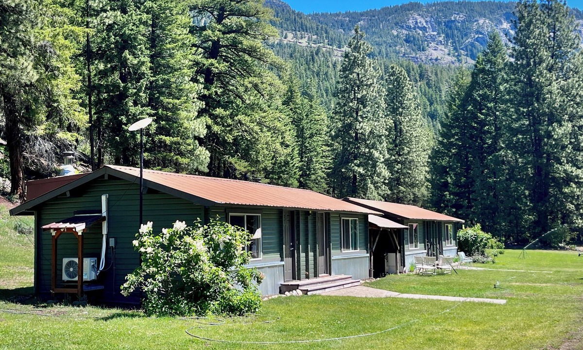 Mazama Apartment | Lost River Resort Studio Cabin #1 Dog friendly, Close to North Cascades!