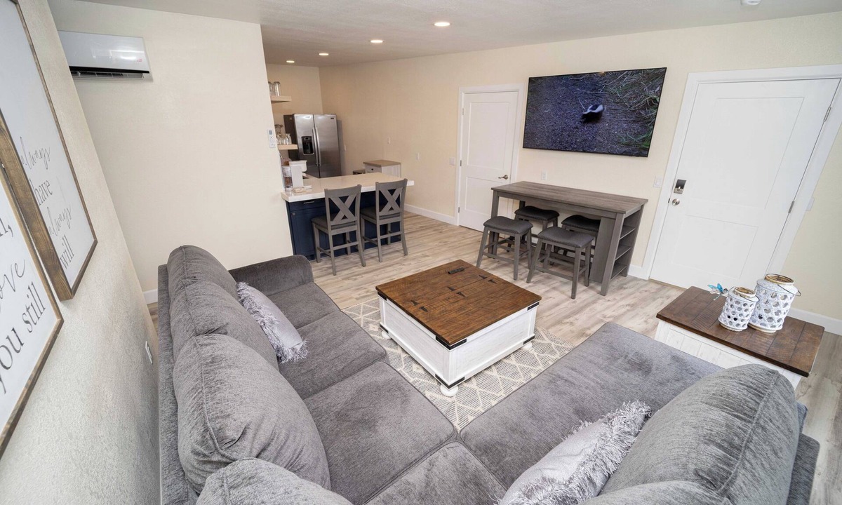 Globe Apartment | Lou Lou's Cozy Corner. Cool apartment with cold AC in charming Globe.