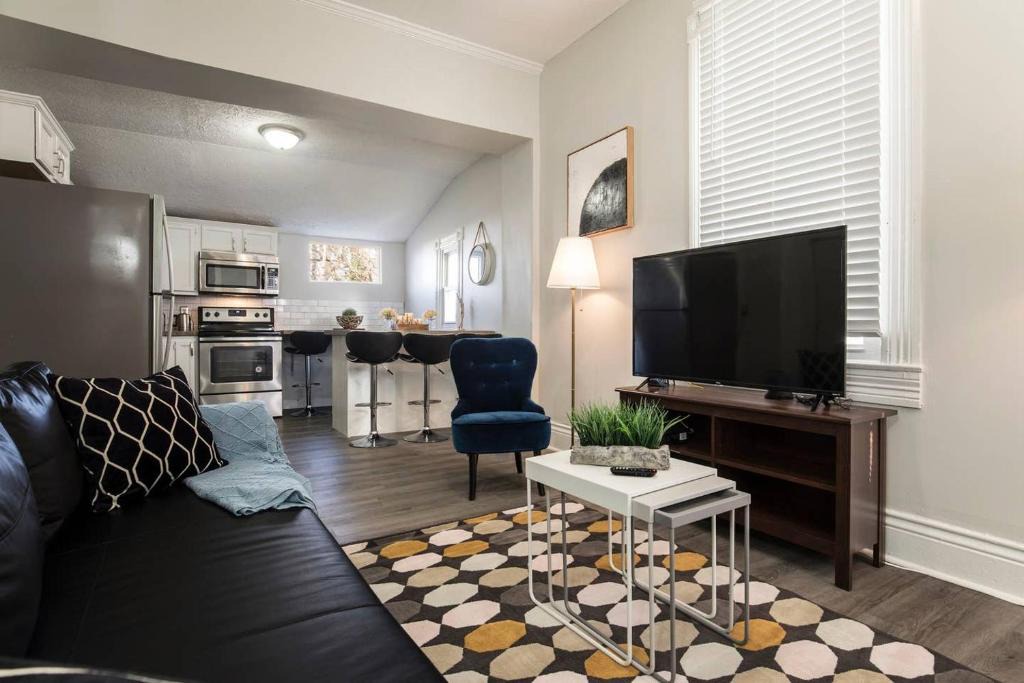 Shelby Park House | Louisville Dream House 4BR 2BA by CozySuites