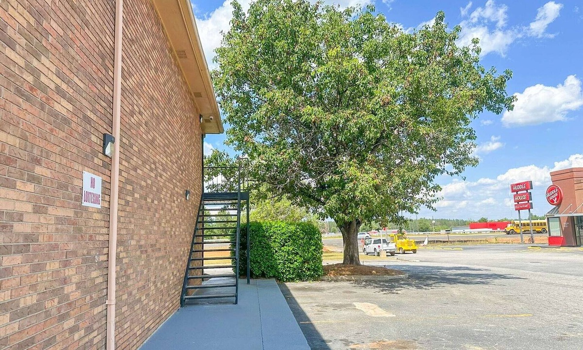 Louisville Apartment | Louisville, GA|2 Queen Bed|Smoking
