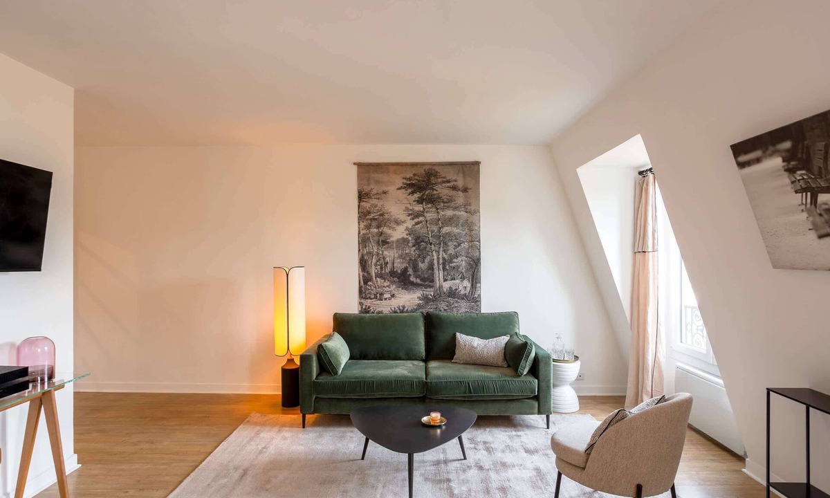 1st Arrondissement Apartment | Louvre Comedy Summary