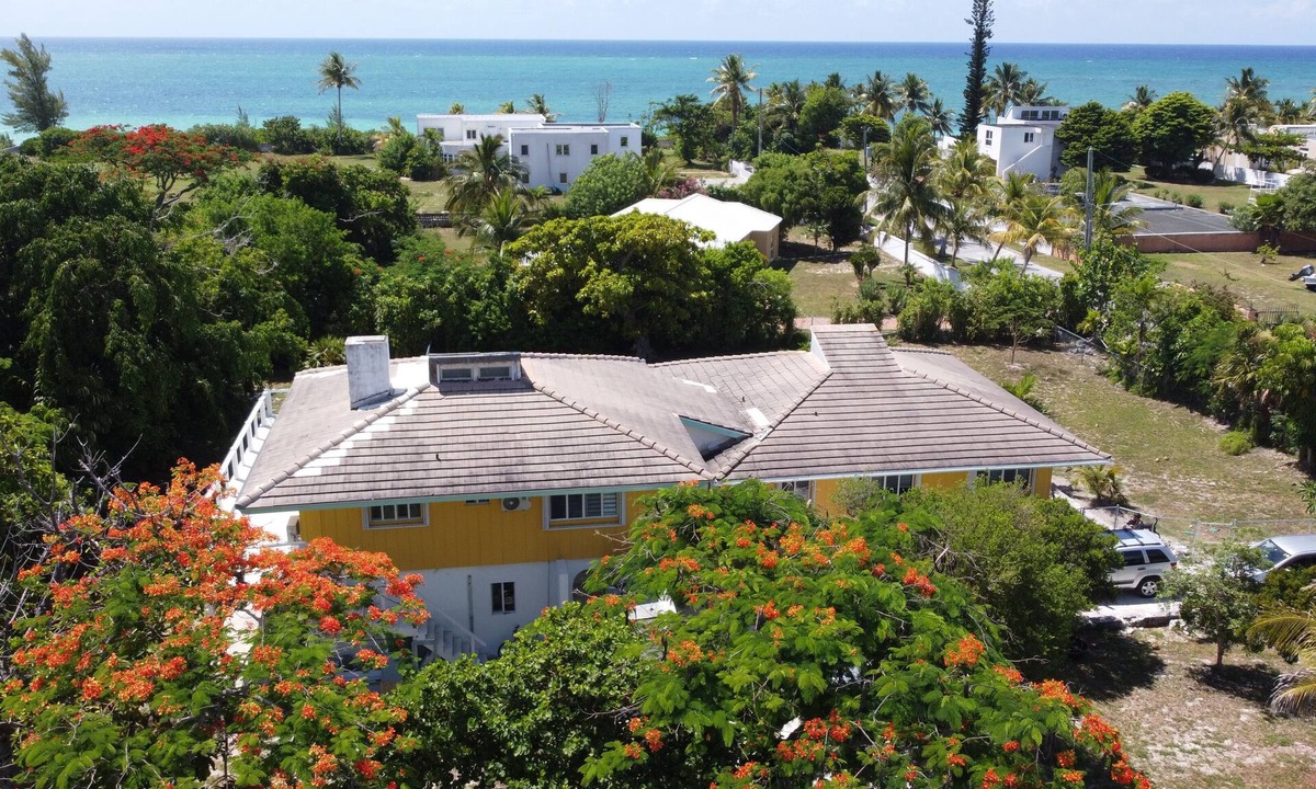 Windsor Park Apartment | Lovely 1 bedroom, steps from the beach, car available