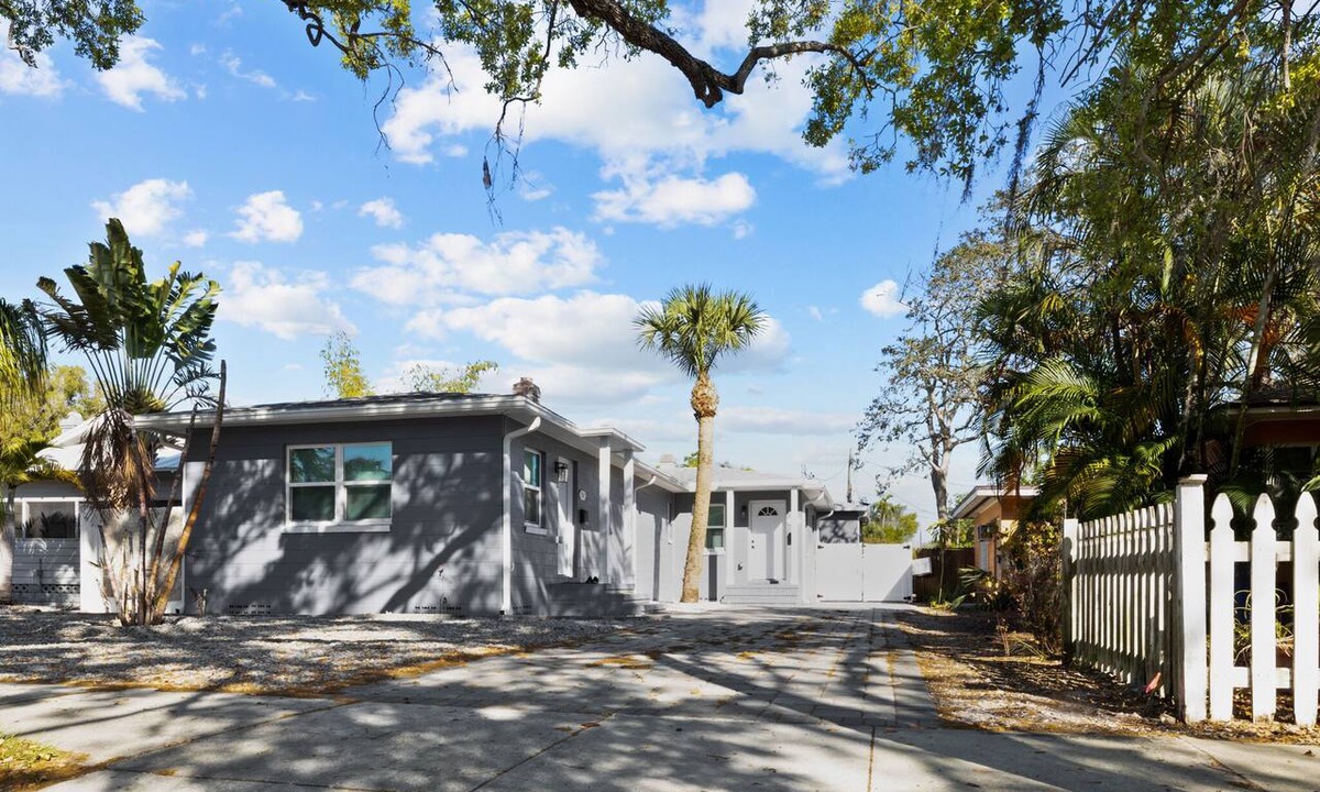 Historic Uptown Apartment | Lovely 1 bedroom rental unit 5 minutes to downtown