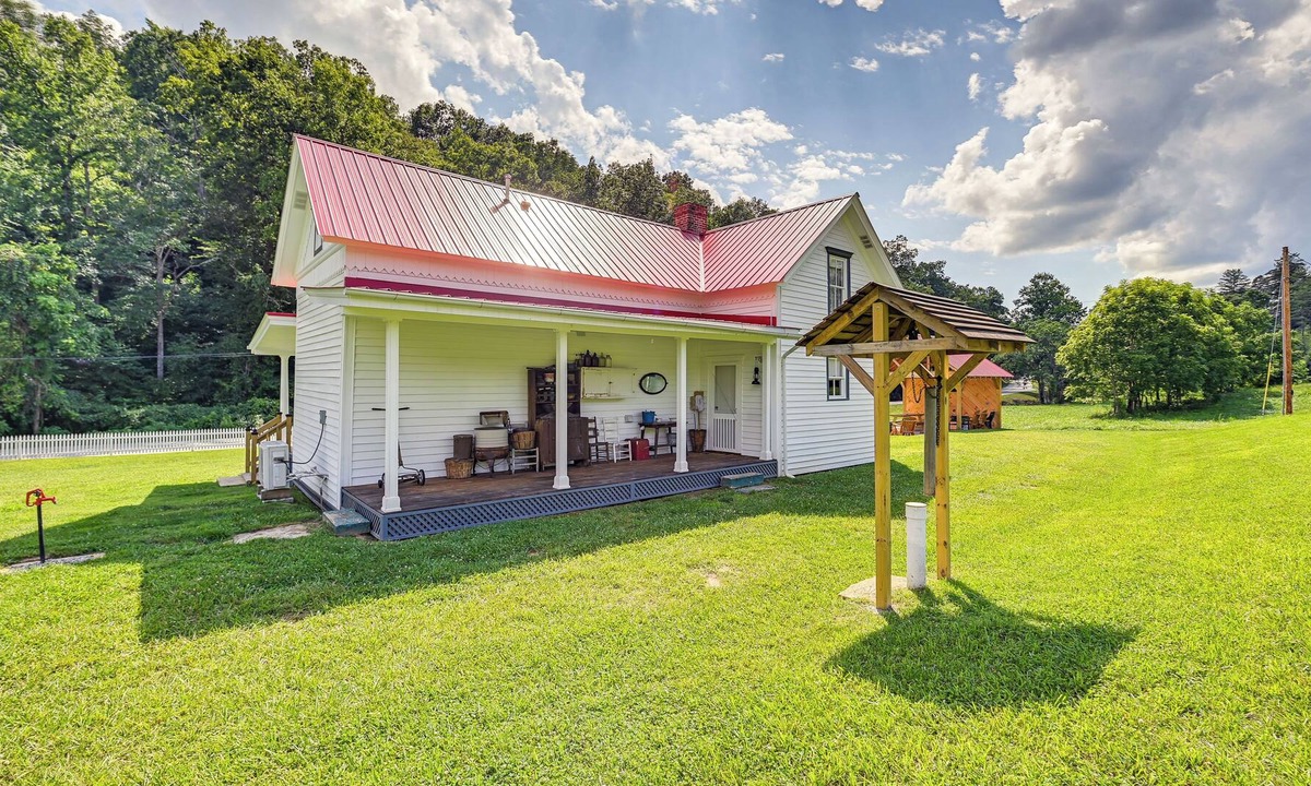 Booneville House | Lovely 1800’s Booneville Home w/ Antique Furniture