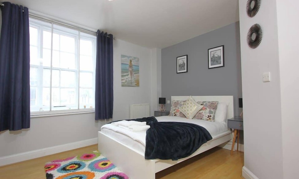 Reading City Centre Apartment | Lovely 2 Bed 2 Bath Flat & Parking by CozyNest