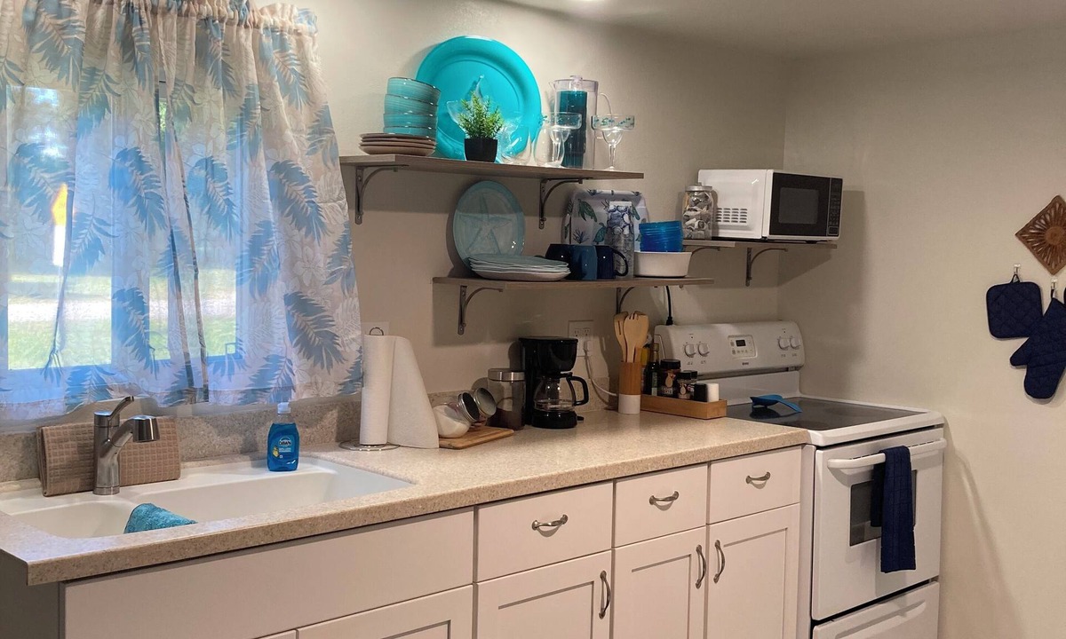 Taylor Creek House | Lovely 2-bedroom mobile home with AC in Okeechobee, on the canal near the locks.