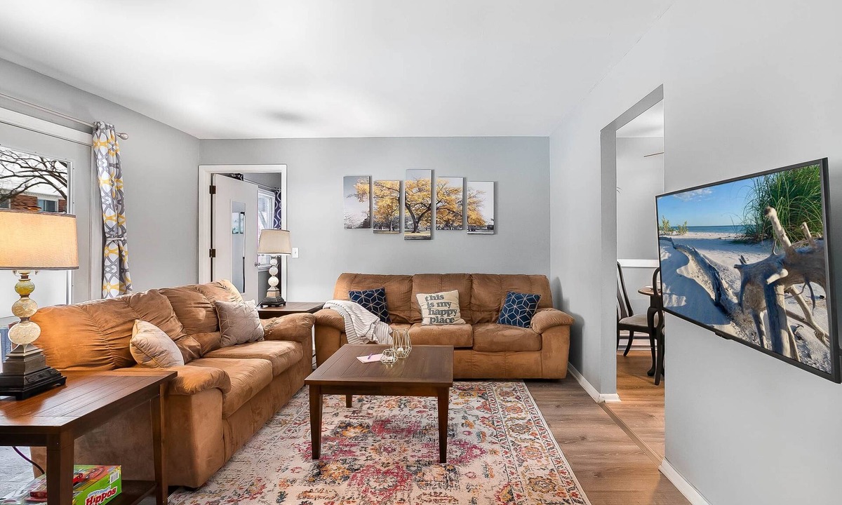 Mendota Apartment | Lovely 3 BD Apt. J | Ground Floor, Great Coffee!