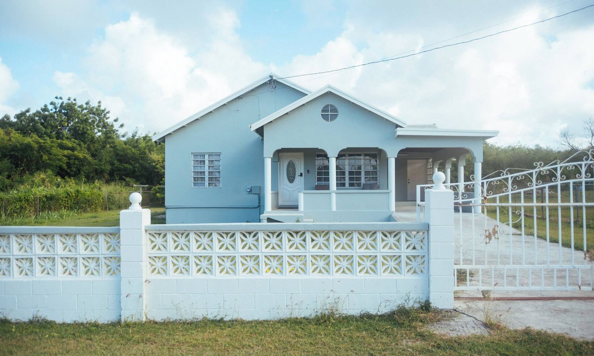 Fitches Creek House | Lovely 3 Bedroom Ocean Lane House + AC