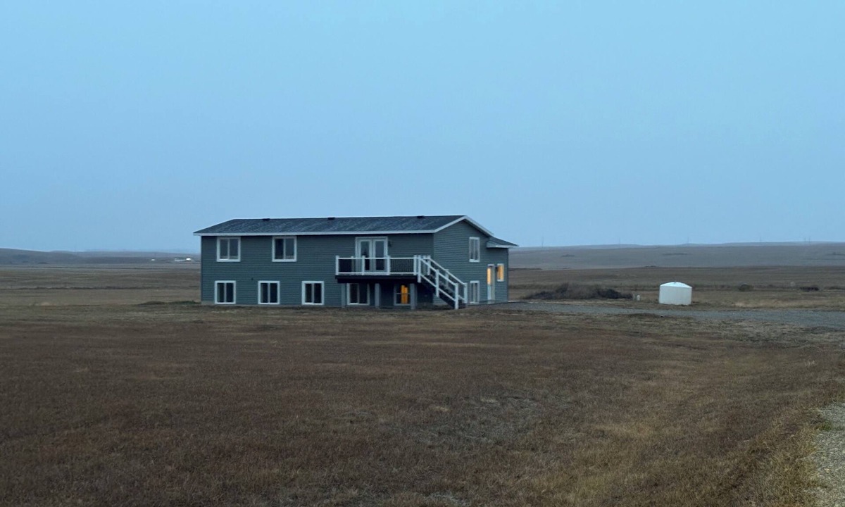 Williston House | Lovely 5-bedroom house with AC in charming Williston near the airport- 5 miles