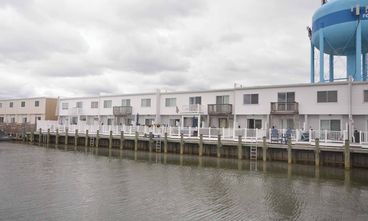 Caine Woods House | Lovely and cozy townhouse ,steps to the beach and closer to a lot of restaurands