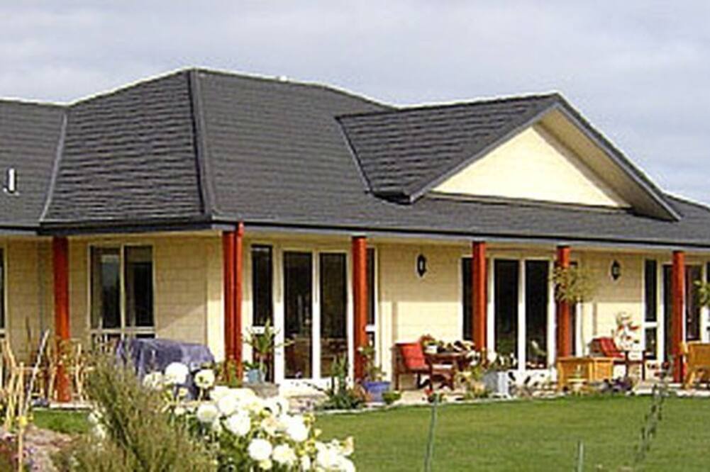 Tinwald Cabin | Lovely Bed and Breakfast Getaway for Two Guests in Ashburton, New Zealand