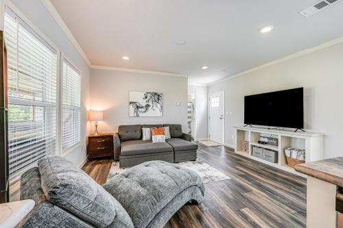 Broken Bow House | Lovely Broken Bow Cottage w/Hot Tub & Fire Pit!