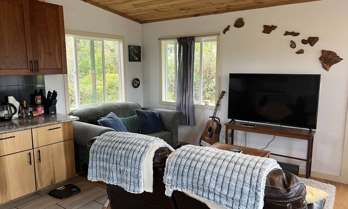 Eden Roc Cabin | Lovely Centrally-Located Cabin with fast Wi-Fi. Perfect for E.Hawaii Exploration